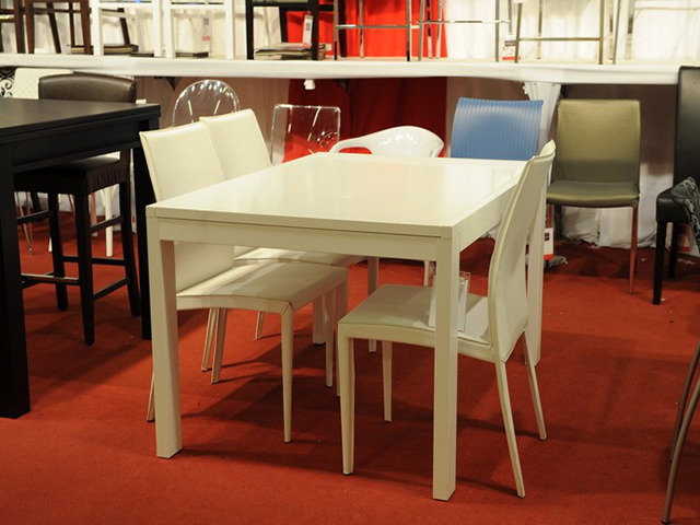 מערכת שולחן וכסאות לבנים